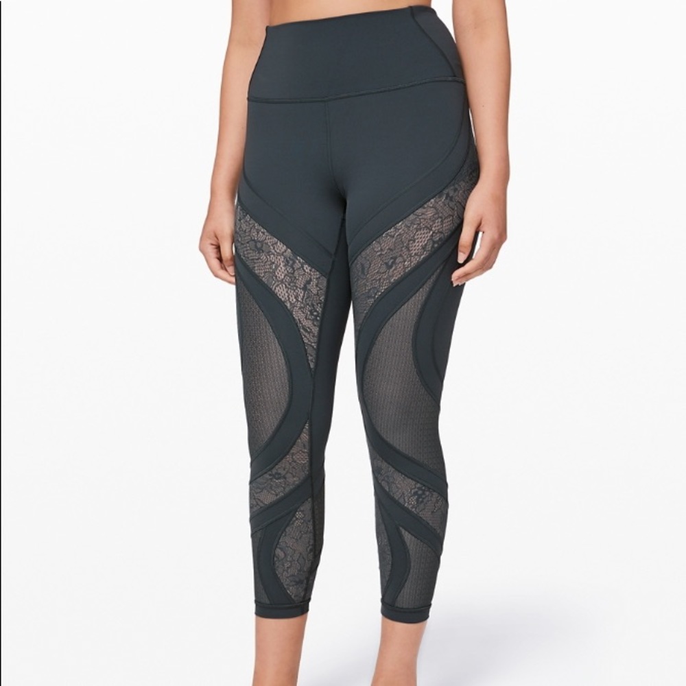 LULULEMON Wunder Under tight 3/4 length size 8